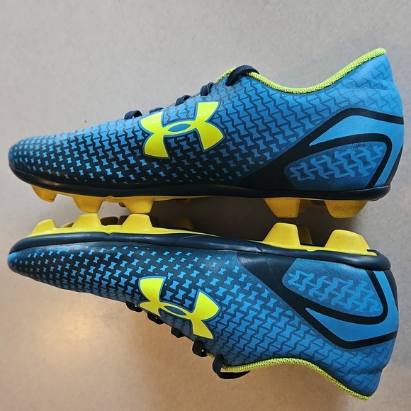 Undet Armour Soccer Cleats - Picture 7 of 11